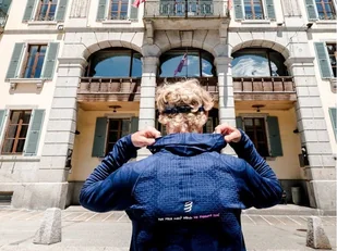 COMPRESSPORT Termiczna bluza biegowa 3D Thermo Hoodie Mont Blanc 2020 niebieska - Bluzy sportowe męskie - miniaturka - grafika 2