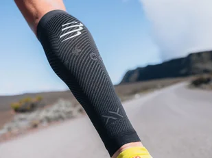 COMPRESSPORT Opaski kompresyjne na łydki R2V3 OXYGEN black steel grey - Pozostały sprzęt i akcesoria do ćwiczeń - miniaturka - grafika 5