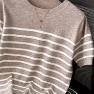 Bluzki damskie - TEMU Damska swobodna bluza w paski - luźny top z krótkim rękawem i kolorowym wzorem, szare i białe paski poziome, lekki mieszankę poliestru na - miniaturka - grafika 1