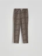 Spodnie damskie - Reserved - Jeansy slim fit ze zwierzęcym nadrukiem - wielobarwny - miniaturka - grafika 1