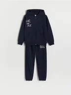 Spodnie i spodenki dla chłopców - Reserved - Sportowy komplet z nadrukiem - granatowy - miniaturka - grafika 1