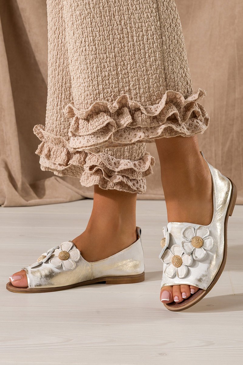 Złote Sandały Skórzane Damskie Przecierane Zabudowane Z Kwiatami Produkt Polski Casu 3057-004-37