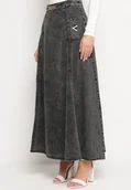 Spódnice - Czarna Bawełniana Spódnica Jeansowa Maxi Rozkloszowana z Łańcuszkiem Zallire - miniaturka - grafika 1