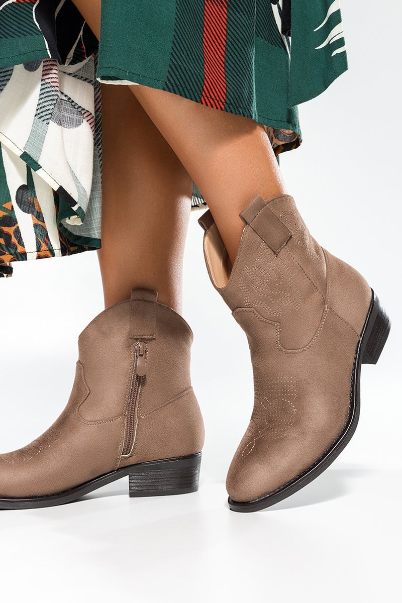 Beżowe botki damskie kowbojki haftowane Casu JW24X19-K-36