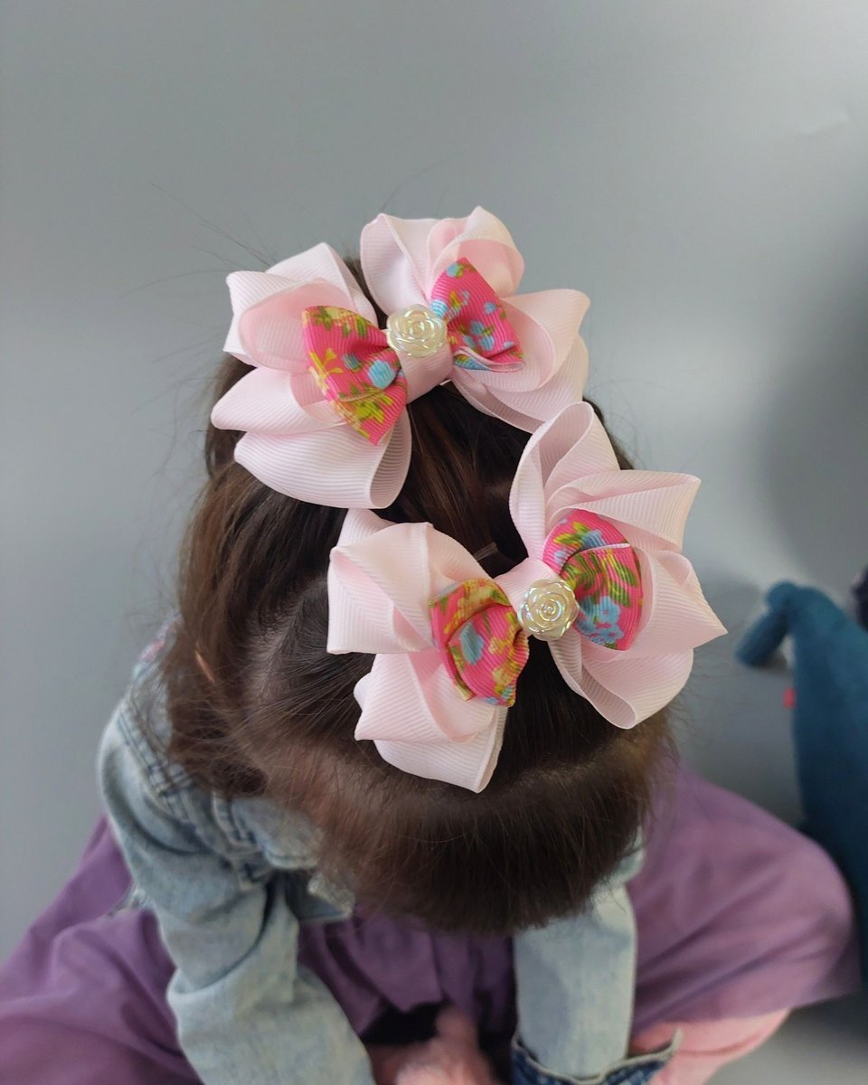 Zestaw 2 różowych kokardek do włosów dla dziewczynki z różyczką – eleganckie spinki handmade
