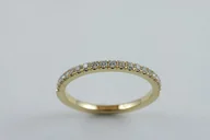 Pierścionki - Pierścionek, obrączka z białymi brylantami, 18 karatowe żółte złoto - miniaturka - grafika 1