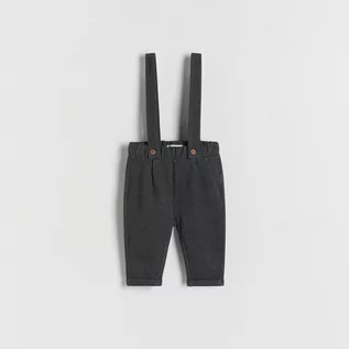 Spodnie i spodenki dla chłopców - Reserved - Dzianinowe spodnie z szelkami - Szary - grafika 1