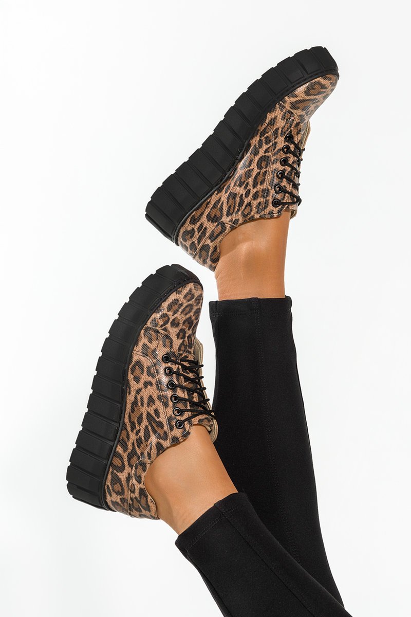 Beżowe trampki skórzane damskie creepersy sznurowane z wzorem panterki PRODUKT POLSKI Casu 469-38