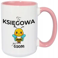 Kubki - Kubek Z Nadrukiem TA KSIĘGOWA JEST OSOM Na Prezent Biało Różowy - miniaturka - grafika 1