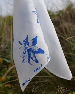 Apaszka Magnolia Blue 90 cm x 90 cm - Apaszki i szaliki damskie - miniaturka - grafika 1