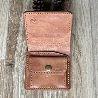 Portfele - Skórzany jasnobrązowy portfel ręcznie uszyty na bilon i karty. - miniaturka - grafika 1