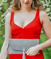 Torebki damskie - Szara torebka kopertówka z srebrnym chwostem - miniaturka - grafika 1