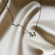 Łańcuszki - Naszyjnik damski srebrny łańcuszek z literka M ze stali chirurgicznej - miniaturka - grafika 1