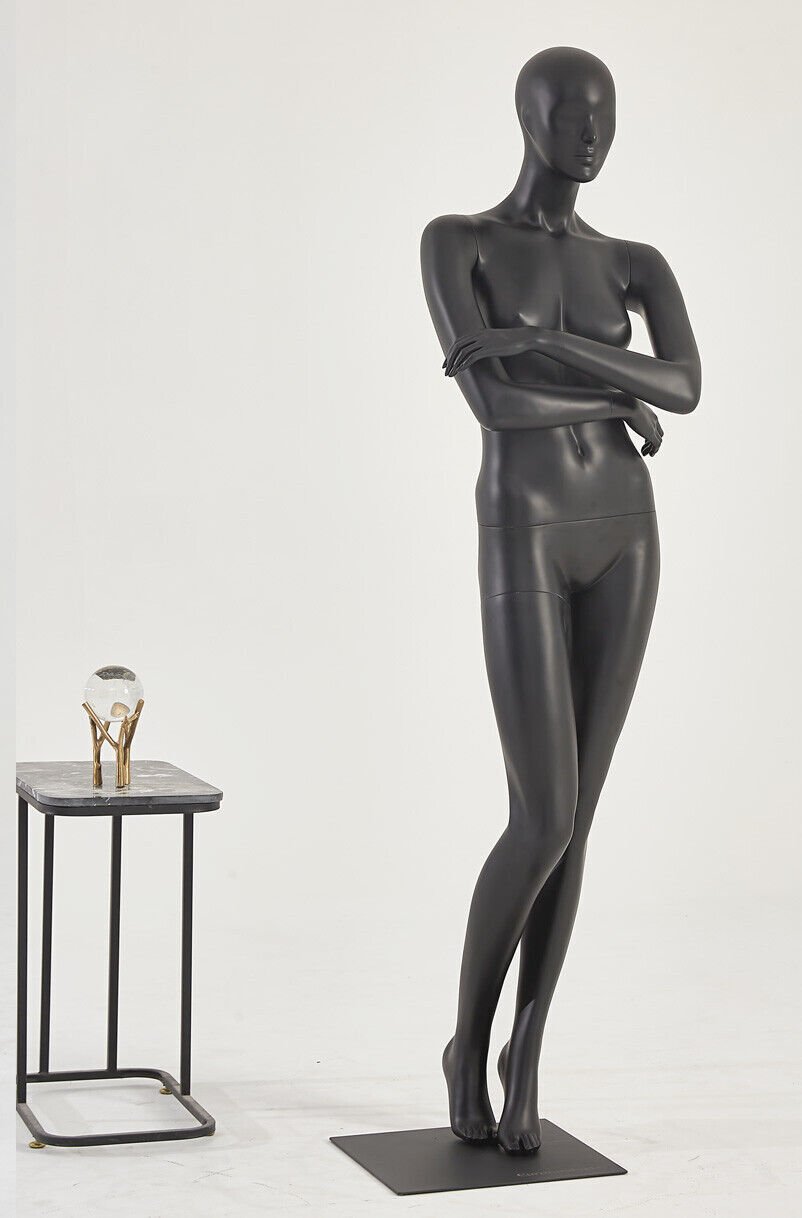 Manekin F23-8 czarna kobieta stojąca czarny matowy lakierowany nos usta formowane szyk i elegancja wysoka jakość