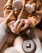 Rampersy - Hi Little One rampers niemowlęcy MIŚ OverSize BOHO Mustard roz M Pom Pom - miniaturka - grafika 1