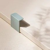 Zawiasy, okucia i inne akcesoria - Uchwyt meblowy krawędziowy Hide 25 Metalowy Zielony - miniaturka - grafika 1