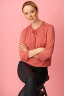 Bluzki damskie - Elegancka, różowa bluzka z riuszką - Greenpoint - miniaturka - grafika 1