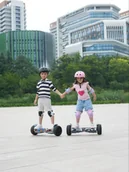 Deskorolki elektryczne - RCB Hoverboard w rozmiarze calowym, samobalansujący się elektryczny skuter, sterowanie aplikacją, głośnik Bluetooth i światła LED, prezent dla dzieci. Black - miniaturka - grafika 1