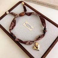 Naszyjniki - TEMU Damska chusta na szyję w stylu vintage z kwiatami w talii - Elegancka łańcuszka z koralikami i misternymi kwiatowymi wzorami, czarno-biały - miniaturka - grafika 1