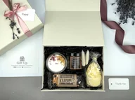 Zestawy upominkowe - Belle - BOX prezentowy z pachnącą świecą sojową, muffinką do kąpieli i słodkościami /Gift Up/ - miniaturka - grafika 1