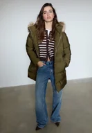 Płaszcze damskie - Stradivarius Pikowany płaszcz z kapturem i futrem Oliwkowy L - miniaturka - grafika 1