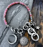 Bransoletki - Srebrna bransoletka z turmalinem różowym, symbolem Słońca i Księżyca - miniaturka - grafika 1