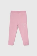 Spodnie i spodenki dla dziewczynek - Guess spodnie dresowe bawełniane dziecięce kolor różowy z nadrukiem - miniaturka - grafika 1