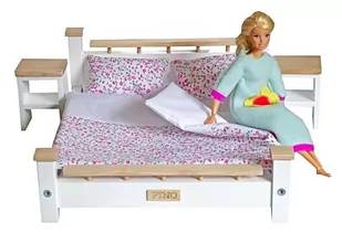 Komplet Sypialnia ASH drewniana podwójna dla Barbie i Kena : Łóżko + 2 szafki nocne + pościel , mebelki drewniane do domku dla lalek Model różowa łą.. - Domki dla lalek - miniaturka - grafika 1