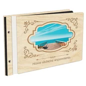 Albumy fotograficzne - Album Na Zdjęcia Pierwsza Strona Z Twoimi Fotkami W Drewnianej Oprawie Z Czarnymi Kartami Z Grawerem Nasze Ulubione Wspomnienia Fotografie Z Wakacji - miniaturka - grafika 1