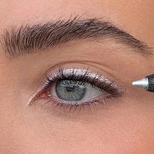 SWEED Satin Eyeliner 1,2 g - Euphoria Silver - Eyelinery - miniaturka - grafika 3