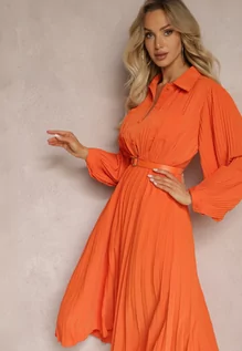 Sukienki - Pomarańczowa Rozkloszowana Sukienka Midi z Guzikami i Paskiem Ozdobiona Plisowaniem Lathori - grafika 1