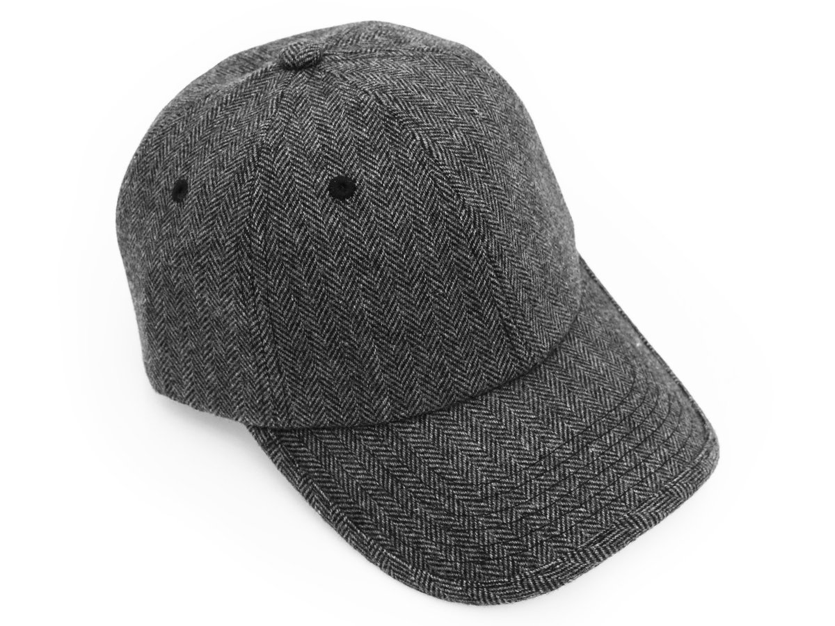 Szara wełniana czapka z daszkiem w jodełkę G41