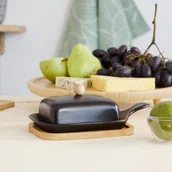 Pozostałe akcesoria kuchenne - Maselniczka FINCAN ceramiczna z bambusową podstawką czarna 22 cm HOMLA - miniaturka - grafika 1