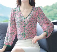 Koszule damskie - Damska koszula z dekoltem we wzory - Różowy - miniaturka - grafika 1