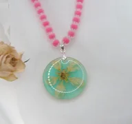 Naszyjniki - Różowy naszyjnik z koralików z zawieszką z żywicy kwiat - miniaturka - grafika 1