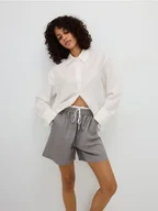 Spodenki damskie - Reserved - Szorty z kontrastową lamówką - jasnoszary - miniaturka - grafika 1