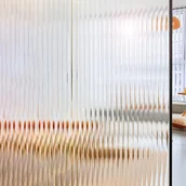 Okleiny - Folia okienna dekoracyjna matowa - Pionowe paski do łazienki, salonu lub biura - 40 x 200 cm - miniaturka - grafika 1