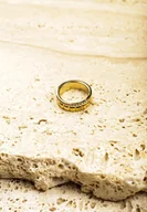Pierścionki - Złoty Pierścionek z Tłoczeniem i Cyrkoniami Irriellea - miniaturka - grafika 1