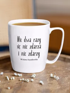 NIC DWA RAZY SIĘ NIE ZDARZA / Wisława Szymborska / kubek biały z uchem - Kubki NIC DWA RAZY SIĘ NIE ZDARZA / Wisława Szymborska / kubek biały z uchem - Kubki - miniaturka - grafika 1