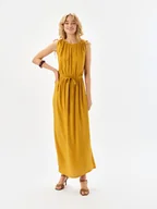 Sukienki - Długa sukienka z paskiem w talii - miniaturka - grafika 1