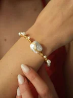 Bransoletki - Pierres de Jade Pozłacana bransoletka z perłami - miniaturka - grafika 1