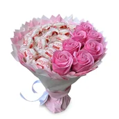 Zestawy upominkowe - Słodki jadalny bukiet różowy z cukierkami Raffaello i 7 mydlanych róż (średnica 20 cm) - miniaturka - grafika 1