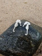 Kolczyki - Kolczyki srebrne - Koniki morskie białe - miniaturka - grafika 1