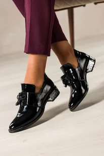 Czarne półbuty skórzane damskie lakierowane dekoracyjny obcas wycięta cholewka kokarda PRODUKT POLSKI Casu 8600 - Półbuty damskie - miniaturka - grafika 1