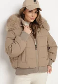 Kurtki damskie - Ciemnobeżowa Pikowana Kurtka z Szerokimi Ściągaczami i Ozdobnym Futrem przy Kapturze Inandria - miniaturka - grafika 1