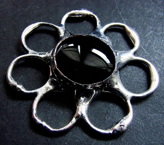 Czarny kwiatek - okrągła witrażowa broszka