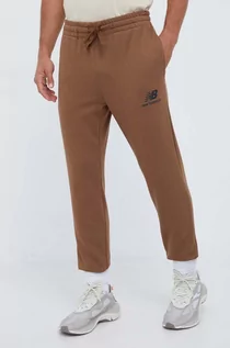 Spodnie męskie - New Balance spodnie dresowe kolor brązowy z nadrukiem - grafika 1