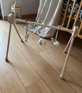 Maty edukacyjne - Drewniany stojak edukacyjny babygym + 3 zabawki OWCE - miniaturka - grafika 1