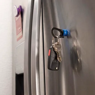 Nite Ize - Karabinek SlideLock® 360° Magnetic Locking Dual Carabiner - Niebieski - MSBL-03-R7 - Sprzęt wspinaczkowy - miniaturka - grafika 5