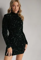 Sukienki - Ciemnozielona Dopasowana Sukienka Mini z Półgolfem Zdobiona Cekinami Jurottja - miniaturka - grafika 1